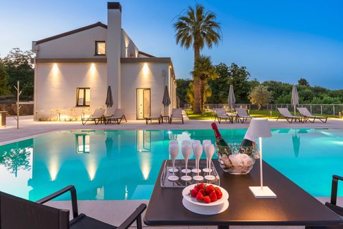 Villa Cinguettio Villa in Mascali, Sizilien, Italien mit einem privaten Pool für 12 Personen. Das Haus befindet sich in einem hügeligen und Wohngebiet am Strand, in der Nähe eines Tennisplatzes und 4 km vom Strand entfernt....
