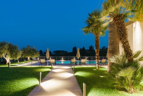 Villa Cinguettio Villa in Mascali, Sizilien, Italien mit einem privaten Pool für 12 Personen. Das Ferienhaus befindet sich in einem hügeligen und Wohngebiet am Strand, in der Nähe eines Tennisplatzes und 4 km vom Strand entfernt....