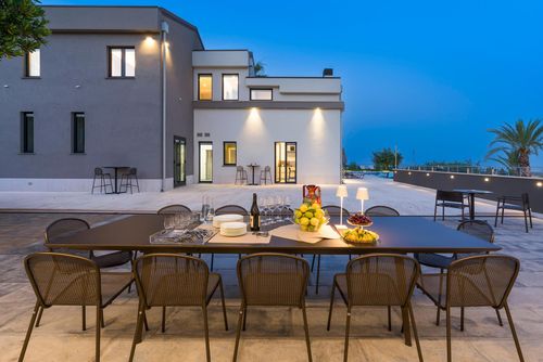 Villa Cinguettio Villa in Mascali, Sizilien, Italien mit einem privaten Pool für 12 Personen. Das Ferienhaus befindet sich in einem hügeligen und Wohngebiet am Strand, in der Nähe eines Tennisplatzes und 4 km vom Strand entfernt....