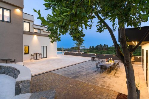 Villa Cinguettio Villa in Mascali, Sizilien, Italien mit einem privaten Pool für 12 Personen. Das Ferienhaus befindet sich in einem hügeligen und Wohngebiet am Strand, in der Nähe eines Tennisplatzes und 4 km vom Strand entfernt....