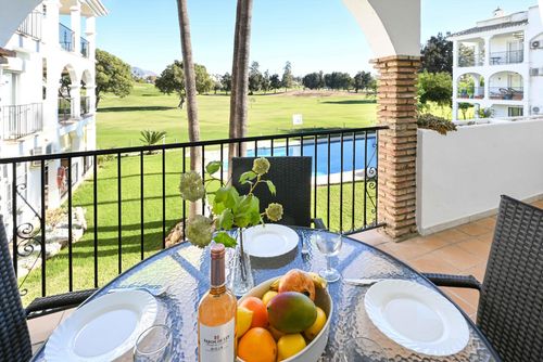 La Siesta Golf Mijas Mooie en gezellige appartement met gemeenschappelijk zwembad in Mijas Costa, Andalusië, Spanje voor 4 personen. Het appartement is gelegen in een golfresort, in een kust- en woongebied, dicht bij supermarkten en op 5 km van Fuengirola....