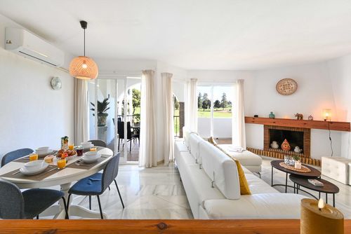 La Siesta Golf Mijas Prachtig en gezellig appartement in Mijas Costa, Andalusië, Spanje met gemeenschappelijk zwembad voor 4 personen. Het appartement is gelegen in een golfresort, in een kust- en woonwijk, dicht bij supermarkten en 5 km van Fuengirola....