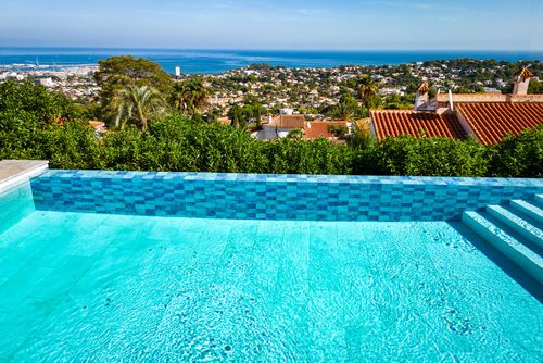 Vista del Mar Wundervolle und charmante Villa in Denia, Costa Blanca, Spanien, mit privatem Pool für 8 Personen. Das Haus befindet sich in einer Wohn- und Berggegend und ist 3 km vom Strand La Marineta Cassiana entfernt....