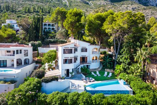Vista del Mar Magnifique et charmante villa avec piscine privée à Denia, Costa Blanca, Espagne pour 8 personnes. La maison est située dans un quartier résidentiel et montagneux et se trouve à 3 km de la plage La Marineta Cassiana....