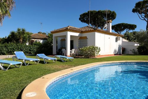 Nuestra Casa 0511 Feriehus med privat basseng i Chiclana de la Frontera, Costa de la Luz, Spania for 4 personer. Huset ligger i et kyst- og landlig område, bare 3 km fra Playa la Barrosa-stranden....