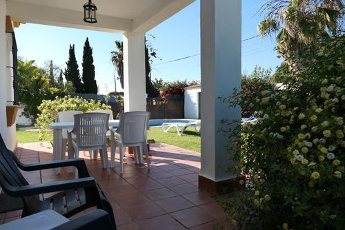Nuestra Casa 0511 Maison de vacances avec piscine privée à Chiclana de la Frontera, Costa de la Luz, Espagne pour 4 personnes. La maison est située dans une zone côtière et rurale, à 3 km de la plage de Playa la Barrosa....