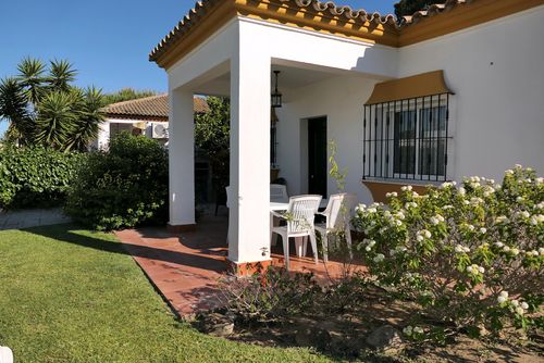 Nuestra Casa 0511 Feriehus med privat basseng i Chiclana de la Frontera, Costa de la Luz, Spania for 4 personer. Huset ligger i et kyst- og landlig område, bare 3 km fra Playa la Barrosa-stranden....