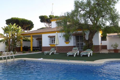 Casa Caballo Albino Feriehus i Chiclana de la Frontera, Lyskysten, Spania med privat svømmebasseng for 5 personer. Huset ligger i et kystnært og landlig område og er 3 km fra Playa la Barrosa-stranden....