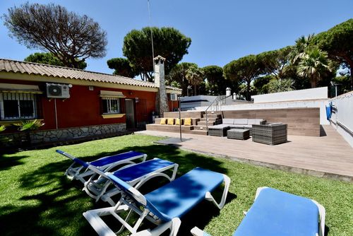 Montemar Villa classique et confortable avec piscine privée à Chiclana de la Frontera, Costa de la Luz, Espagne, pour 6 personnes. La maison est située dans un quartier résidentiel proche de la plage, à proximité de restaurants, bars et supermarchés, à 3 km de la plage de La Barrosa et à 6 km de Chiclana....