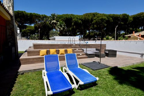 Montemar Villa classique et confortable avec piscine privée à Chiclana de la Frontera, Costa de la Luz, Espagne, pour 6 personnes. La maison est située dans un quartier résidentiel proche de la plage, à proximité de restaurants, bars et supermarchés, à 3 km de la plage de La Barrosa et à 6 km de Chiclana....