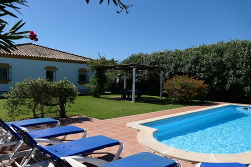 Finca Cigüeña Casa de vacaciones con piscina privada en Chiclana de la Frontera, Costa de la Luz, España, para 6 personas. La casa está situada en una zona rural....