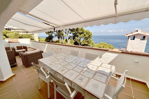 Les Rotes 30 by homeprive Hermoso y cómodo apartamento en Denia, Costa Blanca, España, para 4 personas. El apartamento se encuentra en una zona residencial de playa, cerca de restaurantes y bares, y a 25 metros de la playa....