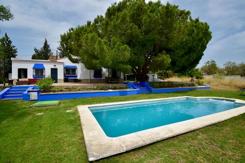 Julia Maravillosa y cómoda villa con piscina privada en Chiclana de la Frontera, Costa de la Luz, España, para 6 personas. La casa está situada en una zona costera y rural, y se encuentra cerca de restaurantes, bares y supermercados....