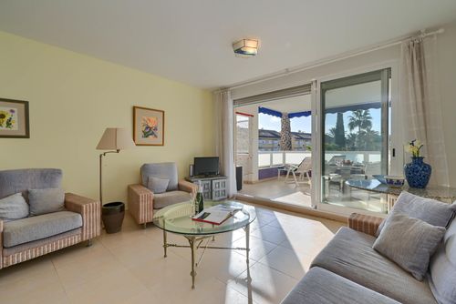 EvaMaria Apartamento maravilloso y acogedor en Jávea, Costa Blanca, España, con piscina comunitaria para 4 personas. El apartamento está situado en una zona residencial de playa, cerca de restaurantes, bares y tiendas, a 500 m de la playa Montañar I y a 0....