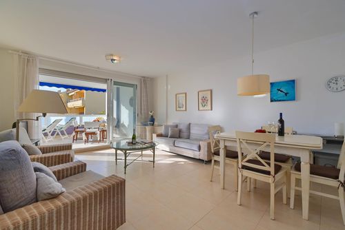 EvaMaria Apartamento maravilloso y acogedor en Jávea, Costa Blanca, España, con piscina comunitaria para 4 personas. El apartamento está situado en una zona residencial de playa, cerca de restaurantes, bares y tiendas, a 500 m de la playa Montañar I y a 0....