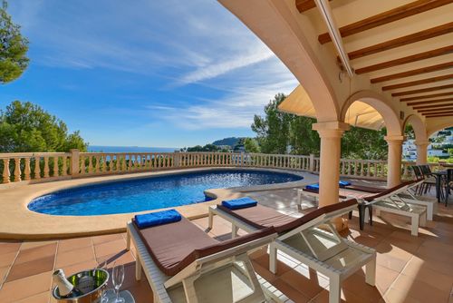Mar Azul 6 Pax Magnifique et confortable villa à Javea, Costa Blanca, Espagne avec piscine privée pour 6 personnes. La maison est située dans une zone côtière, vallonnée et résidentielle, à 1 km de la plage de La Barraca et à 1 km de la mer Méditerranée, Javea....