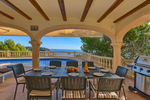 Mar Azul 6 Pax Magnifique et confortable villa à Javea, Costa Blanca, Espagne avec piscine privée pour 6 personnes. La maison est située dans une zone côtière, vallonnée et résidentielle, à 1 km de la plage de La Barraca et à 1 km de la mer Méditerranée, Javea....