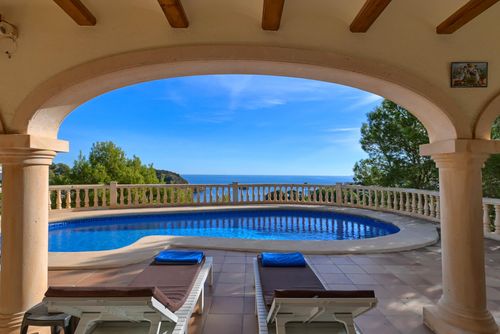 Mar Azul 6 Pax Maravillosa y confortable villa en Jávea, Costa Blanca, España, con piscina privada para 6 personas. La casa se encuentra en una zona costera, montañosa y residencial, a 1 km de la playa de La Barraca y a 1 km del Mediterráneo, Jávea....