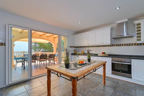 Mar Azul 6 Pax Magnifique et confortable villa à Javea, Costa Blanca, Espagne avec piscine privée pour 6 personnes. La maison est située dans une zone côtière, vallonnée et résidentielle, à 1 km de la plage de La Barraca et à 1 km de la mer Méditerranée, Javea....