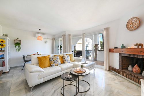 La Siesta Golf Mijas Winter Hermoso y alegre apartamento en Costa de Mijas, Andalucía, España para 4 personas. El apartamento está situado en un complejo de golf, en una zona costera y residencial, cerca de supermercados y a 5 km de Fuengirola....