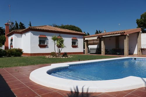 Pachamama Feriehus i Chiclana de la Frontera, Costa de la Luz, Spania med privat svømmebasseng for 6 personer. Huset ligger i et kystnært og landlig område, nært restauranter og barer, og 4 km fra Playa de la Barrosa-stranden....