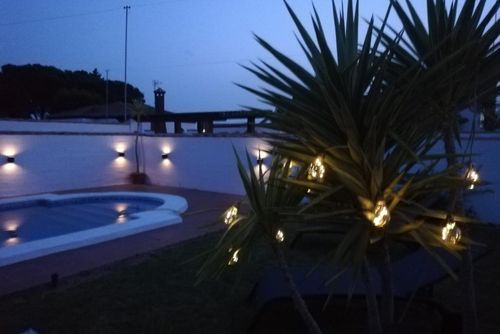 Pachamama Vakantiehuis in Chiclana de la Frontera, Costa de la Luz, Spanje met privézwembad voor 6 personen. Het huis is gelegen in een kust- en landelijk gebied, dicht bij restaurants en bars en op 4 km van het Playa de la Barrosa strand....