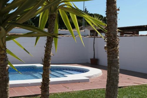 Pachamama Ferienhaus in Chiclana de la Frontera, Costa de la Luz, Spanien mit privatem Pool für 6 Personen. Das Haus befindet sich in einer Küsten- und ländlichen Gegend, in der Nähe von Restaurants und Bars und 4 km vom Playa de la Barrosa Strand entfernt....