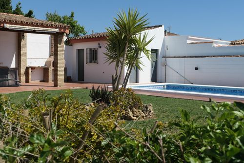 Pachamama Feriehus i Chiclana de la Frontera, Costa de la Luz, Spanien med privat pool til 6 personer. Huset er beliggende i et kystnært og landligt område, tæt på restauranter og barer, og 4 km fra Playa de la Barrosa strand....