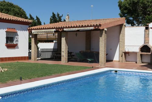 Pachamama Feriehus i Chiclana de la Frontera, Costa de la Luz, Spania med privat svømmebasseng for 6 personer. Huset ligger i et kystnært og landlig område, nært restauranter og barer, og 4 km fra Playa de la Barrosa-stranden....
