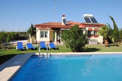 Casa Feliz Feriehus i Chiclana de la Frontera, Costa de la Luz, Spania med privat svømmebasseng for 6 personer. Huset ligger i et landlig område....