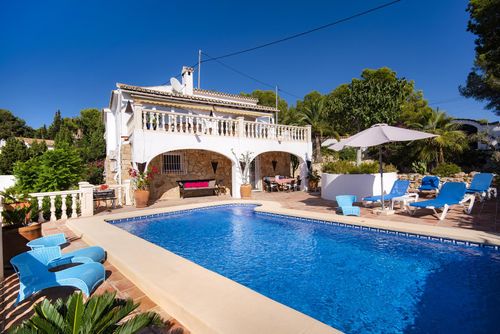 La Llobella Superbe et confortable villa avec piscine privée à Benissa, Costa Blanca, Espagne pour 4 personnes. La maison est située dans une zone résidentielle boisée, à 50 m de la plage de La Llobella, à 5 km de Moraira et à 0,05 km de la mer Méditerranée....
