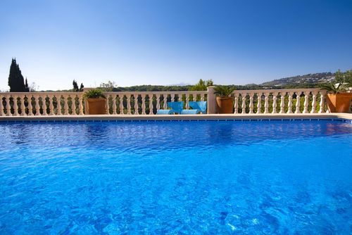 La Llobella Wunderschöne und komfortable Villa in Benissa, Costa Blanca, Spanien, mit einem privaten Pool für 4 Personen. Das Haus befindet sich in einem bewaldeten und Wohngebiet in Strandnähe, 50 m vom Strand La Llobella, 5 km von Moraira und 0,05 km vom Mittelmeer entfernt....
