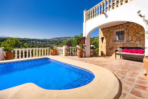 La Llobella Wunderschöne und komfortable Villa in Benissa, Costa Blanca, Spanien, mit einem privaten Pool für 4 Personen. Das Haus befindet sich in einem bewaldeten und Wohngebiet in Strandnähe, 50 m vom Strand La Llobella, 5 km von Moraira und 0,05 km vom Mittelmeer entfernt....