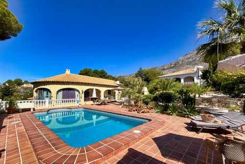 Casa Ardilla Charmante et confortable villa à Altea, Costa Blanca, Espagne, avec piscine privée pour 6 personnes. La maison est située à 4 km de la plage de La Olla....