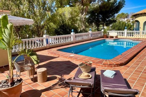 Casa Ardilla Vila yang indah dan nyaman dengan kolam renang pribadi di Altea, Costa Blanca, Spanyol untuk 6 orang. Rumah ini terletak 4 km dari pantai Playa La Olla....