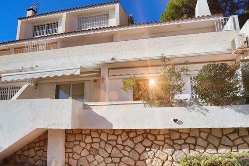 Don Cayo 2 Apartamento rústico y encantador en Altea, Costa Blanca, España, con piscina comunitaria para 4 personas. El apartamento se encuentra en un complejo de golf, en una zona costera, montañosa y residencial, cerca de restaurantes y bares, y a 3 km de la playa Playa la Olla....