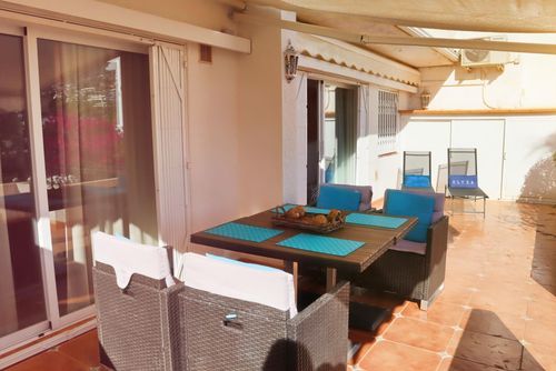 Don Cayo 2 Apartamento rústico y encantador en Altea, Costa Blanca, España, con piscina comunitaria para 4 personas. El apartamento se encuentra en un complejo de golf, en una zona costera, montañosa y residencial, cerca de restaurantes y bares, y a 3 km de la playa Playa la Olla....