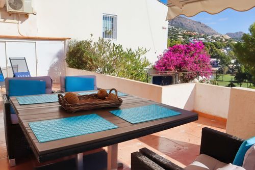 Don Cayo 2 Apartamento rústico y encantador en Altea, Costa Blanca, España, con piscina comunitaria para 4 personas. El apartamento se encuentra en un complejo de golf, en una zona costera, montañosa y residencial, cerca de restaurantes y bares, y a 3 km de la playa Playa la Olla....