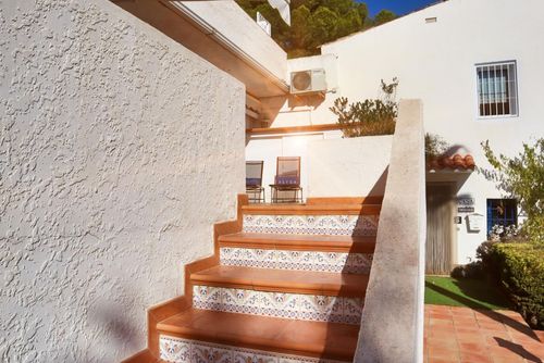 Don Cayo 2 Apartamento rústico y encantador en Altea, Costa Blanca, España, con piscina comunitaria para 4 personas. El apartamento se encuentra en un complejo de golf, en una zona costera, montañosa y residencial, cerca de restaurantes y bares, y a 3 km de la playa Playa la Olla....