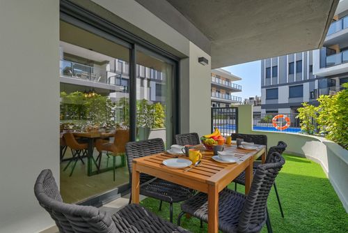 Essential 4 pax Modern and comfortable apartment with communal pool in Javea, Costa Blanca, Spain for 4 persons. The apartment is situated in an urban area, close to restaurants and bars, shops and supermarkets, and 2 km from La Grava, Puerto, Jávea beach....