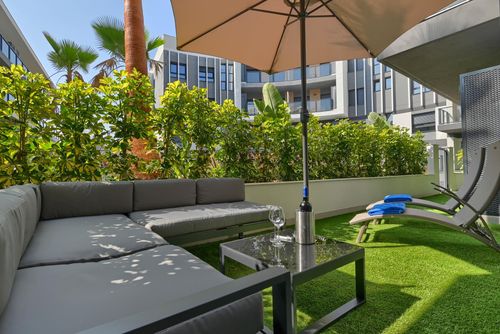 Essential 4 pax Moderne og komfortable lejlighed med fælles swimmingpool i Javea, Costa Blanca, Spanien for 4 personer. Lejligheden er beliggende i et byområde, tæt på restauranter og barer, butikker og supermarkeder, samt 2 km fra La Grava, Puerto, Jávea strand....