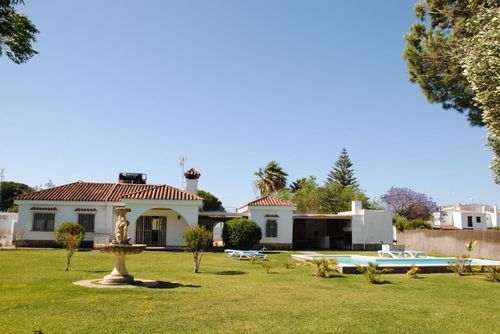 Casa Alexandra Feriehus med privat basseng i Chiclana de la Frontera, Costa de la Luz, Spania for 6 personer. Huset ligger i landlige omgivelser og er 10 km fra Chiclana og Conil de la Frontera....