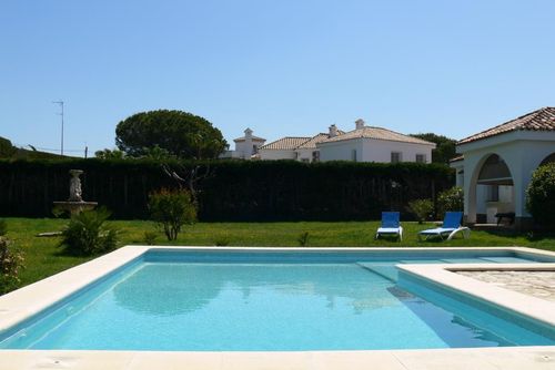 Casa Alexandra Semesterhus med privat pool i Chiclana de la Frontera, Costa de la Luz, Spanien för 6 personer. Huset ligger i ett lantligt område och är 10 km från Chiclana och Conil de la Frontera....