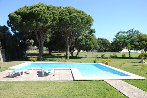 Casa Alexandra Ferienhaus mit privatem Pool in Chiclana de la Frontera, Costa de la Luz, Spanien für 6 Personen. Das Haus befindet sich in ländlicher Umgebung, 10 km von Chiclana und Conil de la Frontera entfernt....