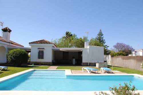 Casa Alexandra Ferienhaus mit privatem Pool in Chiclana de la Frontera, Costa de la Luz, Spanien für 6 Personen. Das Haus befindet sich in ländlicher Umgebung, 10 km von Chiclana und Conil de la Frontera entfernt....