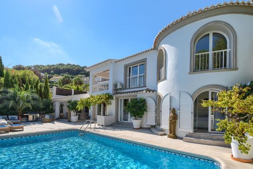 Flores 6 pax Maravillosa y cómoda villa con piscina privada en Jávea, Costa Blanca, España para 6 personas. La casa está situada en una zona de playa residencial y montañosa, a 500 m de la playa La Barraca, Jávea y a 0....