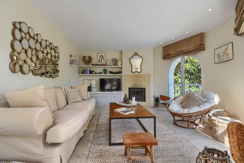 Flores 6 pax Maravillosa y cómoda villa con piscina privada en Jávea, Costa Blanca, España para 6 personas. La casa está situada en una zona de playa residencial y montañosa, a 500 m de la playa La Barraca, Jávea y a 0....