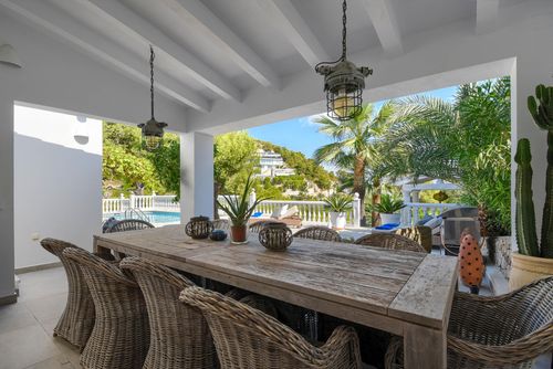 Flores 4 pax Maravillosa y cómoda villa con piscina privada en Jávea, Costa Blanca, España para 4 personas. La casa está situada en una zona residencial y montañosa de playa, a 500 m de la playa La Barraca, Jávea y a 0....