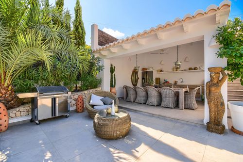 Flores 4 pax Magnifique et confortable villa avec piscine privée à Jávea, sur la Costa Blanca, Espagne, pour 4 personnes. La maison est située dans un quartier résidentiel et montagneux, à 500 m de la plage de La Barraca, Jávea, et à 0,5 km de Mediterráneo, Jávea....