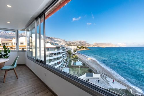 Cap Negret Altea Mar Maravilloso y cómodo apartamento en Altea, Costa Blanca, España, con piscina comunitaria para 4 personas. El apartamento está situado en una zona residencial cercana a la playa, cerca de restaurantes y bares, tiendas y supermercados, y a 25 m de la playa de la Olla....